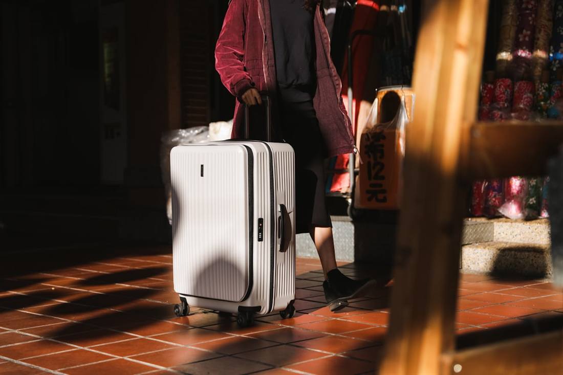 Voyageur professionnel avec sa valise
